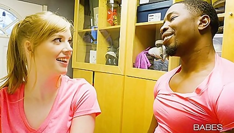 Isiah Maxwell Bangs Beautiful Redhead Chick On The Couch